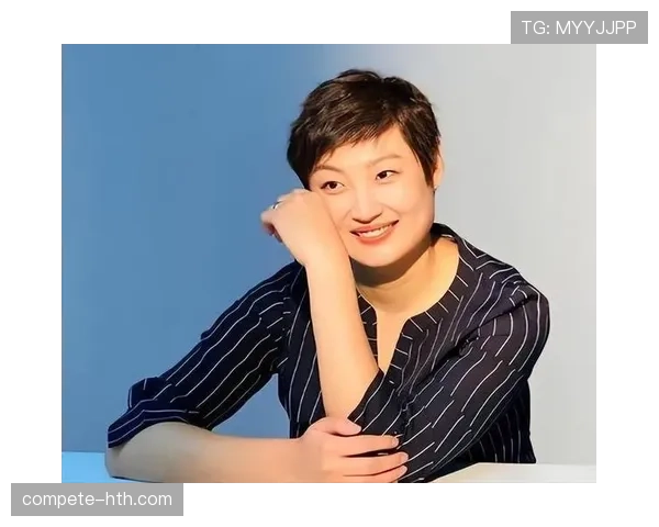 杨昊训练完直接去接娃，球衣都没换，幼儿园门口一堆妈妈偷拍