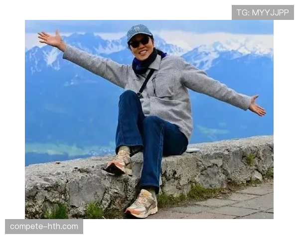 朋友刚传来郎平机场照，赛场铁娘子没变，行李箱里那点奢侈把我打击得不轻